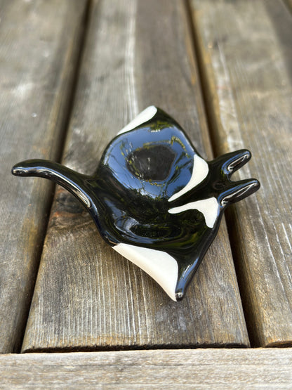 Manta ray dish black/white